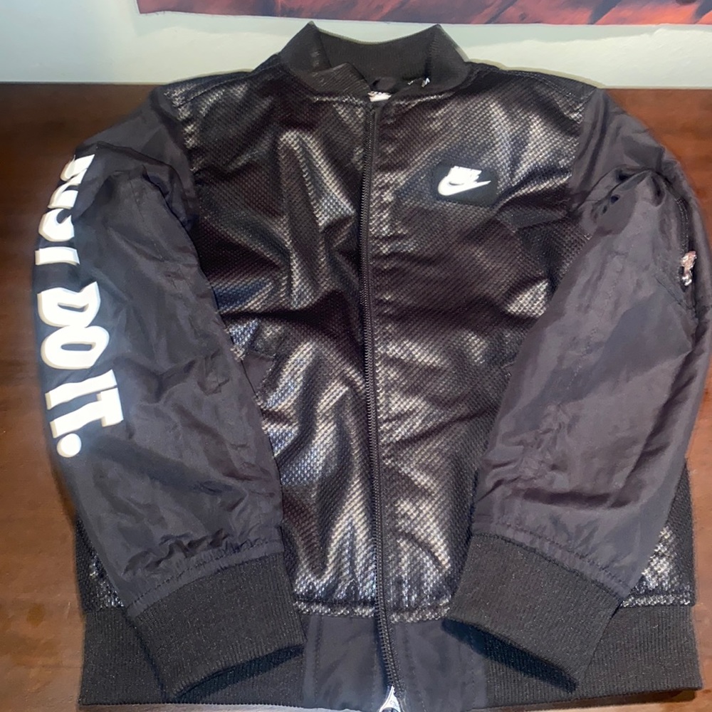 Boys Nike jacket size 4t. Great condition 🖤🤍